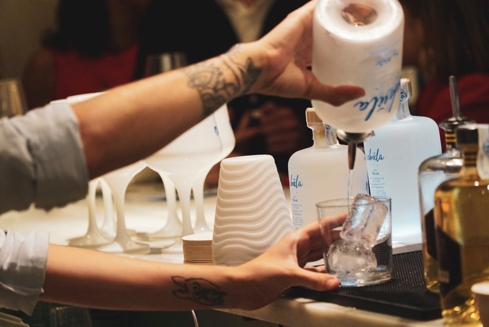 Ginebra siendo servido en barra